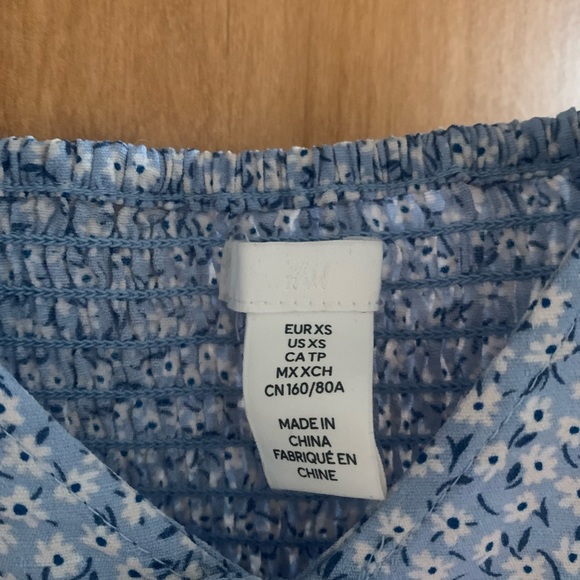 H&M - blue & white floral long sleeve top - Picture 2 of 2